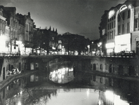 502013 Gezicht op de Oudegracht te Utrecht, met in het midden de Bezembrug, bij avond.